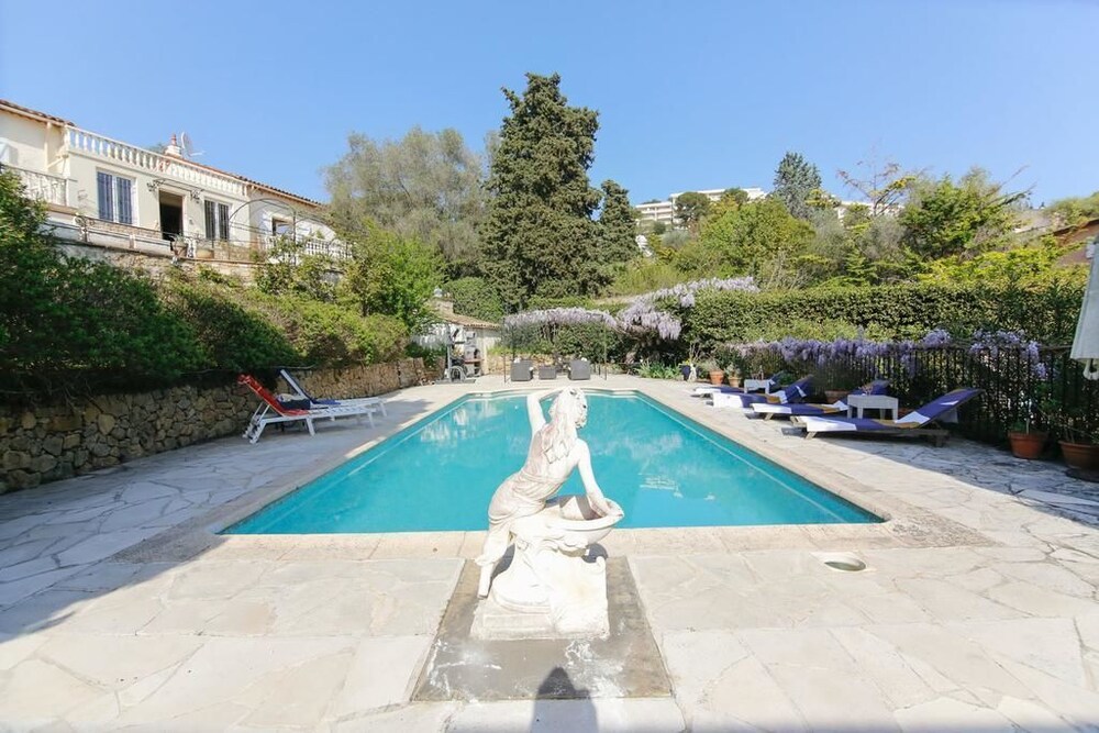 Grand Villa Overlooking Cannes and the sea — 4-Star Luxury Hotel in Le Cannet, France