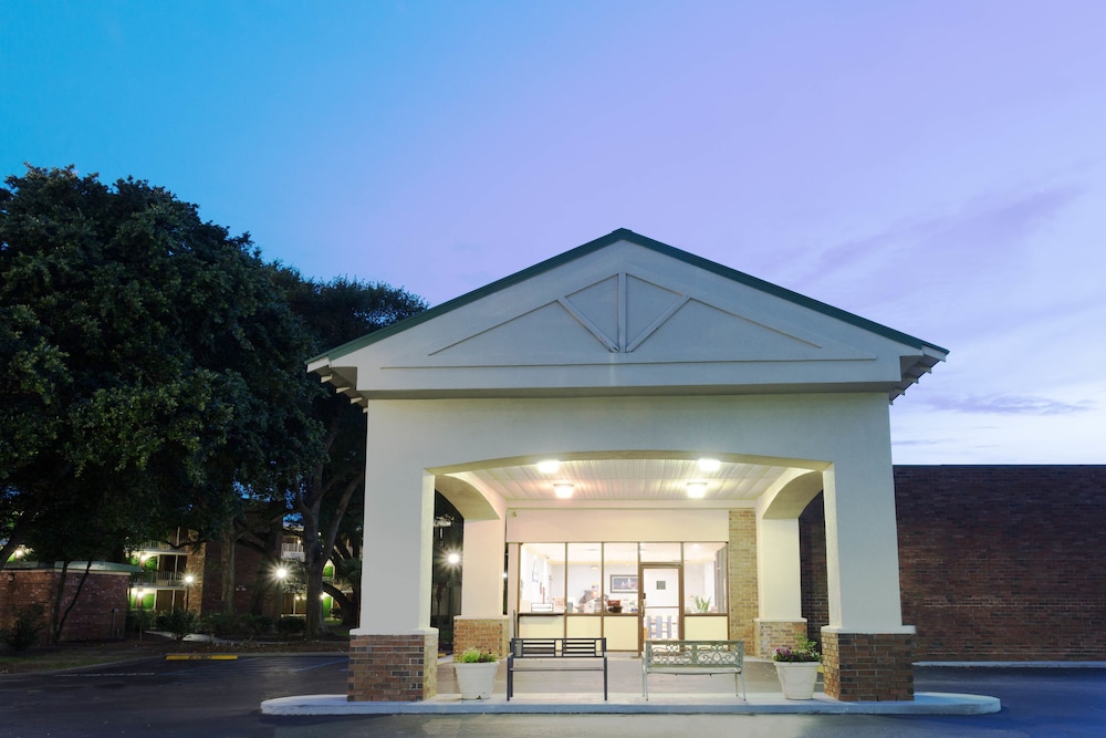 Days Inn by Wyndham Mt Pleasant Charleston Patriots Point in Mount Pleasant, United States