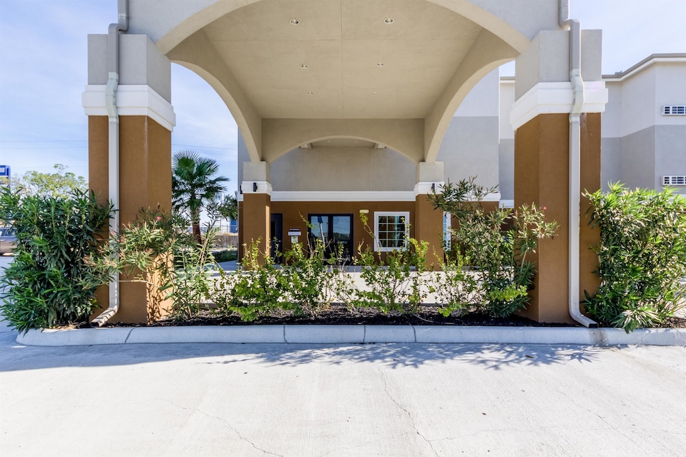 Super 8 by Wyndham Kenedy - photo 43