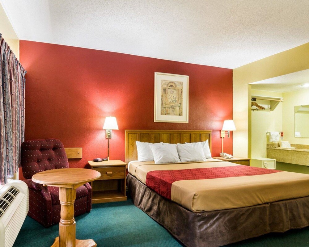Econo Lodge Topeka Blvd. - photo 18