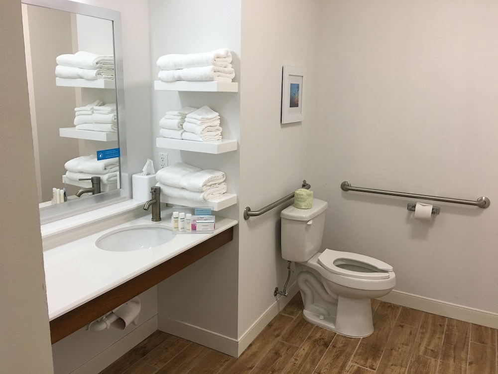 Hampton Inn McPherson - photo 32