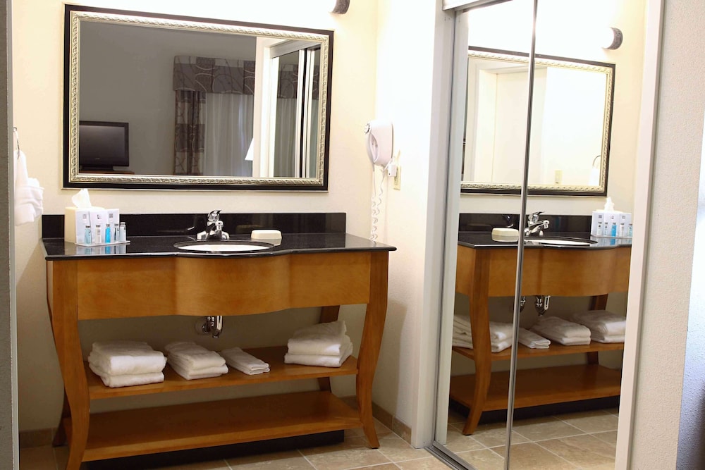 Hampton Inn & Suites Chesapeake Square Mall - photo 26
