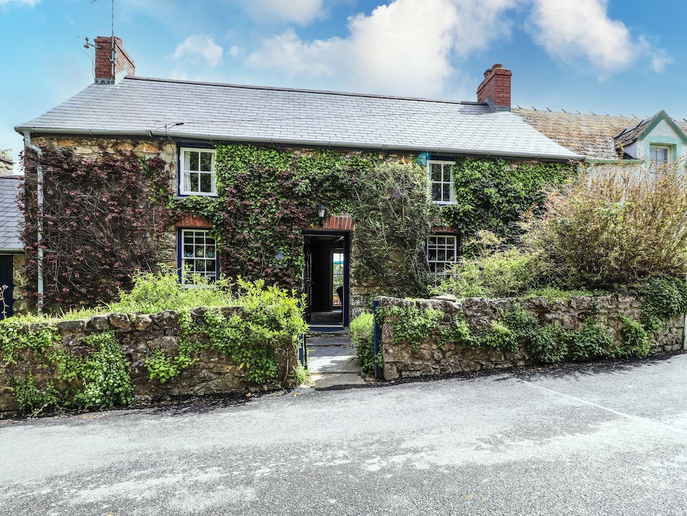 Tyddyn Bach - carbon neutral hotel in Newport
