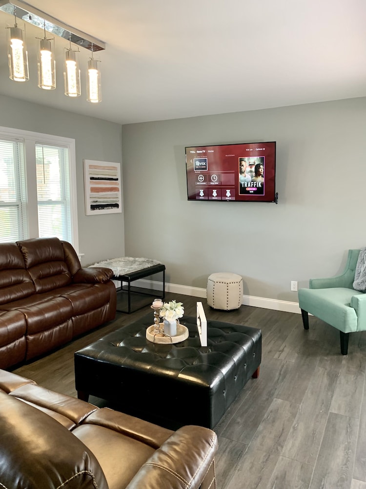 The Horseshoe Falls Villa 6BR Free Parking Minutes From Falls & Casino - photo 16