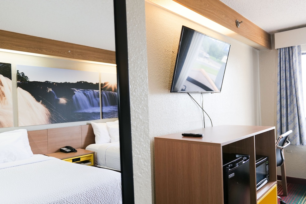 Days Inn by Wyndham Flint Bishop International Airport - photo 10