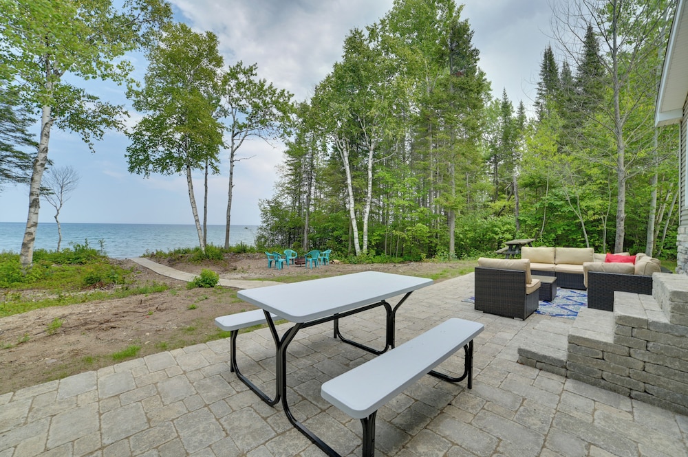 Cheboygan Getaway with Fire Pit and Lake Access — hotel in Cheboygan