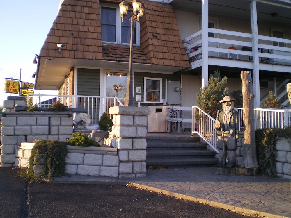 Rip Van Winkle Motel - photo 29