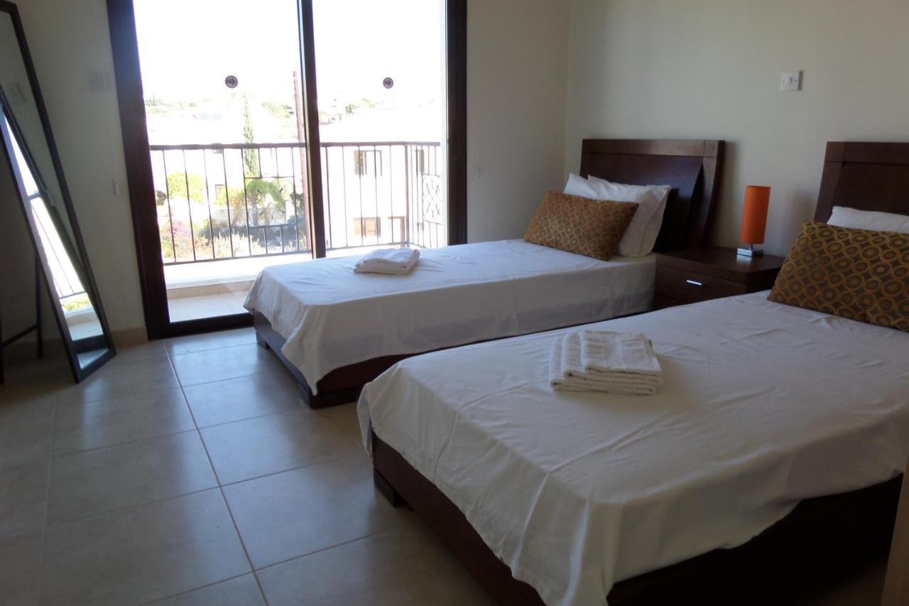 Modern 3 bedroom villa pool and close to golf course