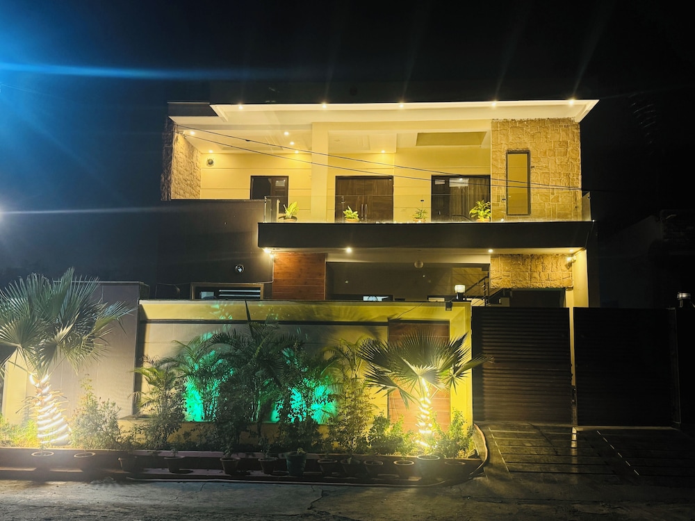 Sandhu Homestay — 4-Star Luxury Hotel in Amritsar, India