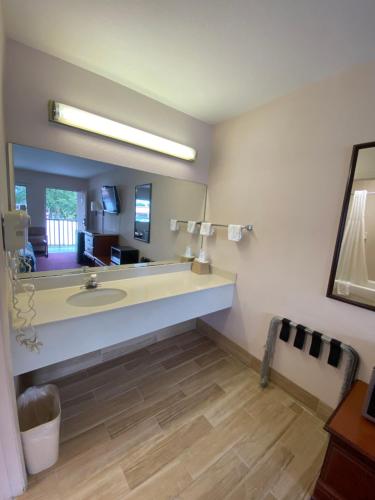 Regency Inn - photo 14