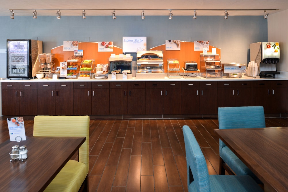 Holiday Inn Express & Suites Omaha West by IHG - photo 28