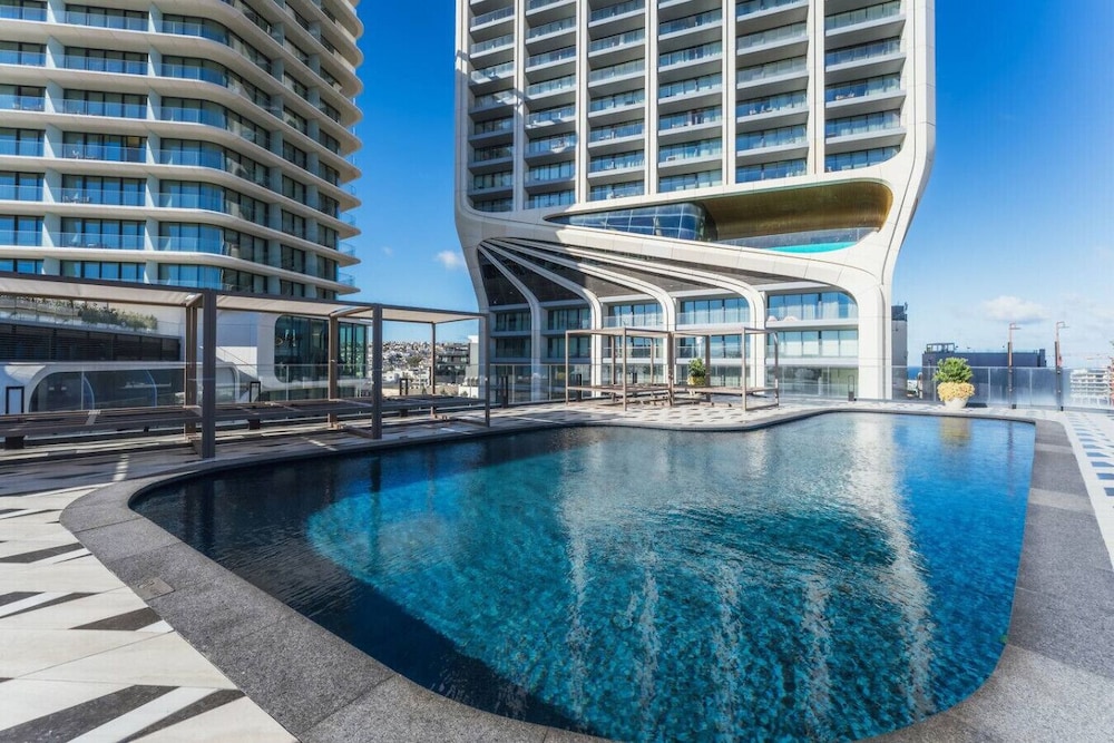 Deluxe Mercury Suites 439 with Pool — 4-Star Luxury Hotel in San Giljan, Malta
