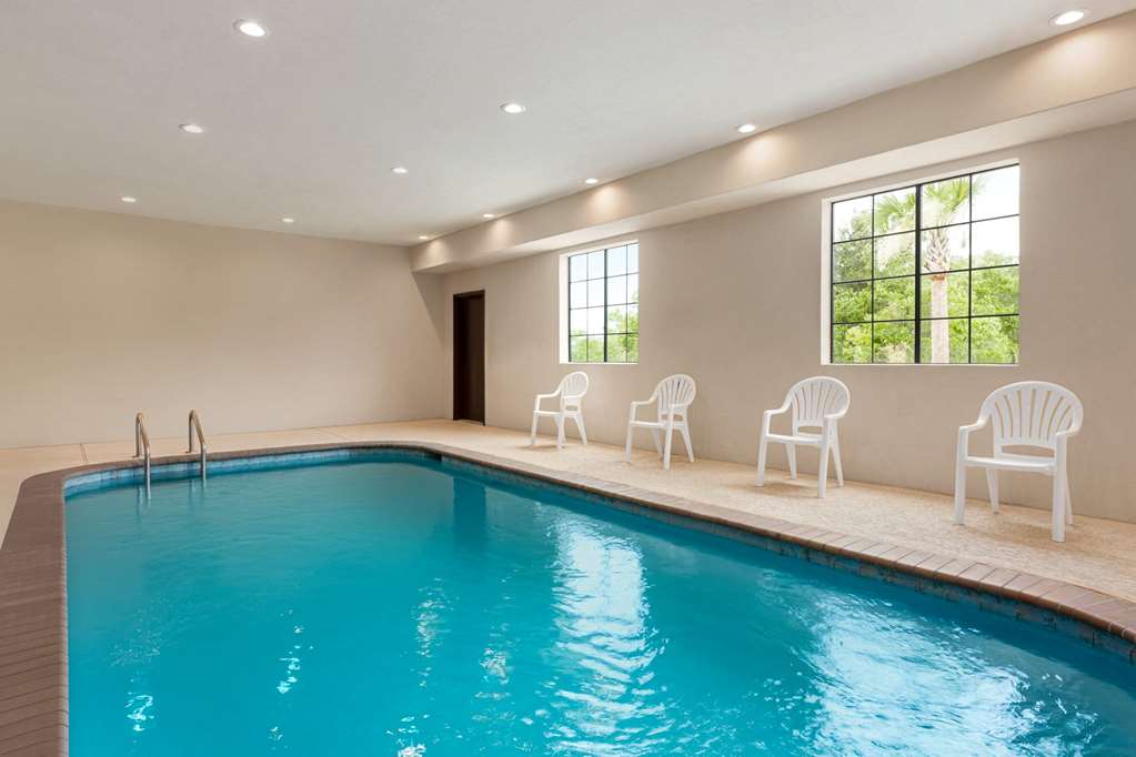 Days Inn & Suites by Wyndham Greater Tomball - photo 9