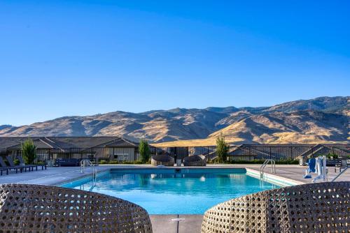 Luxury Retreat King Beds Hot Tub & Pool Family & Remote Work Friendly in Reno, United States