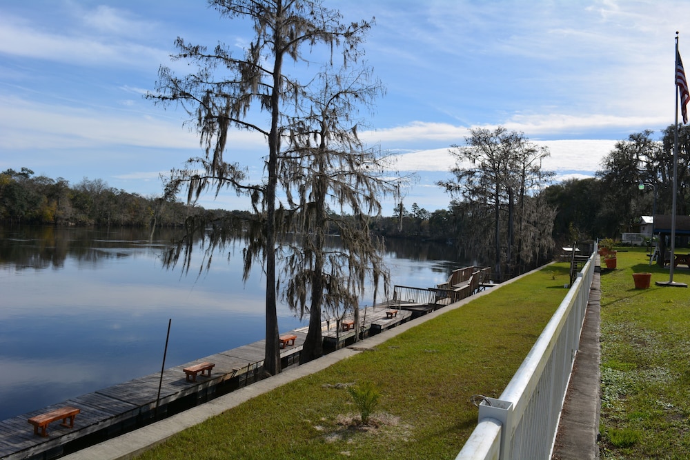 Suwannee Gables Motel and Marina - photo 17