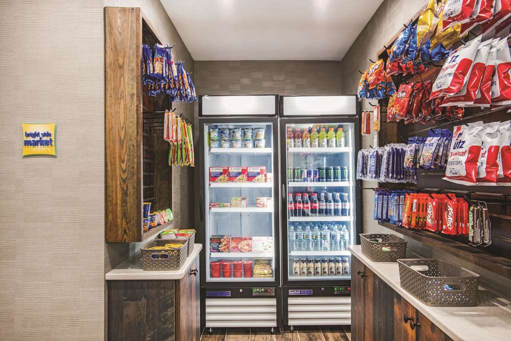 La Quinta Inn & Suites by Wyndham Chambersburg - photo 20