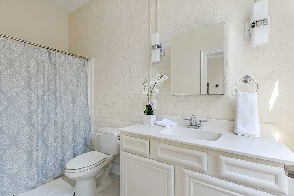 Hip 2BR in Arts Warehouse District - photo 40