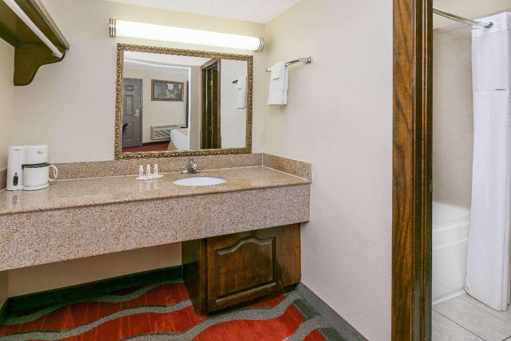Travelodge Inn & Suites by Wyndham Norman - photo 2