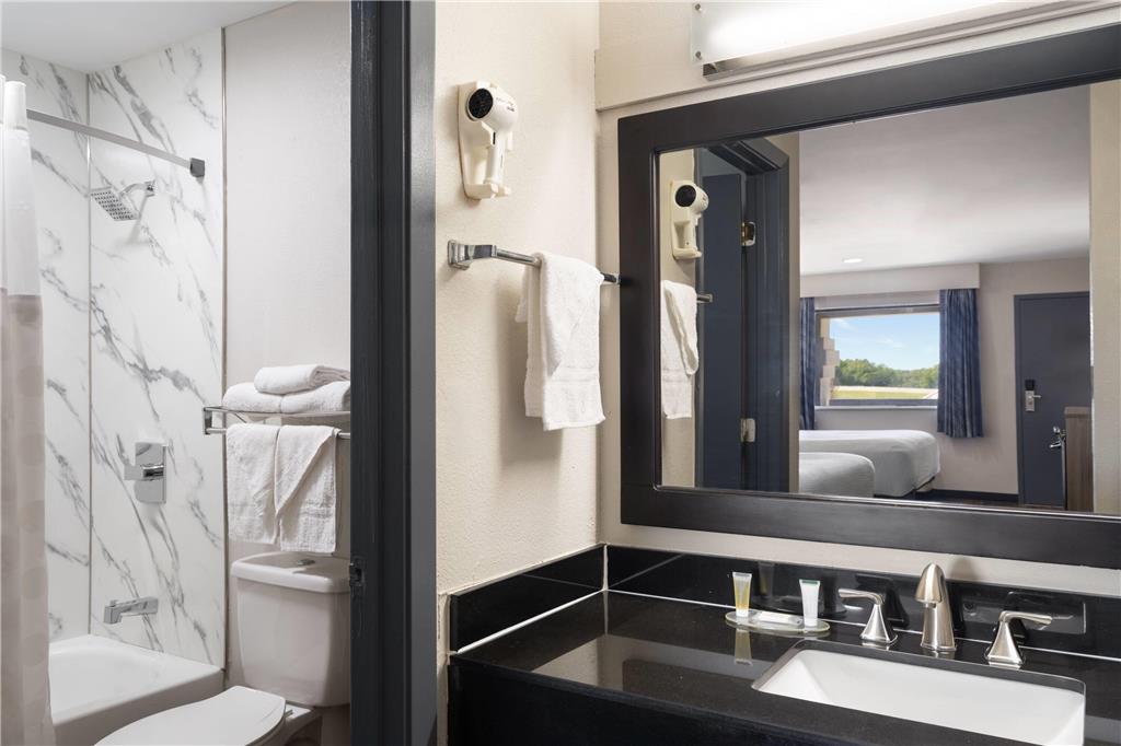 Days Inn & Suites by Wyndham Byram - photo 9
