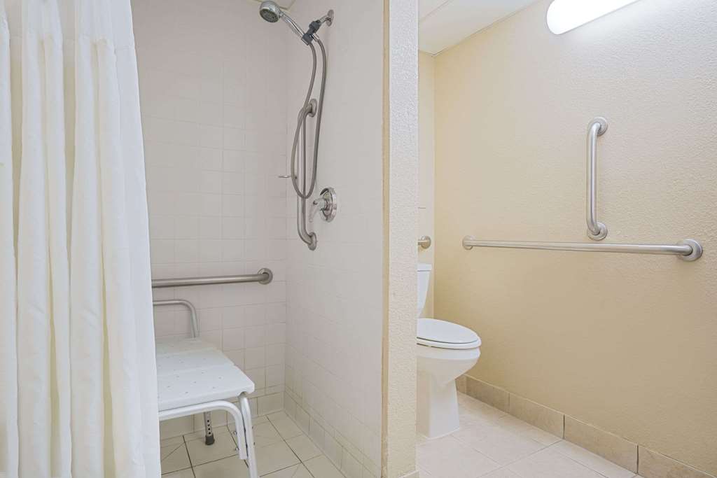 Ramada Hotel & Conference Center by Wyndham Plymouth - photo 12