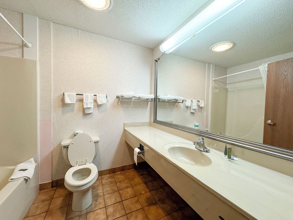 FairBridge Inn & Suites Batavia Darien Amusement Park - photo 22