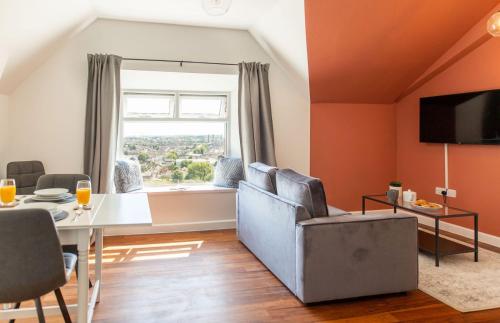 Mathieson House 1 Garden Parking By Dyzyn — 5-Star Luxury Hotel in Newport, United Kingdom
