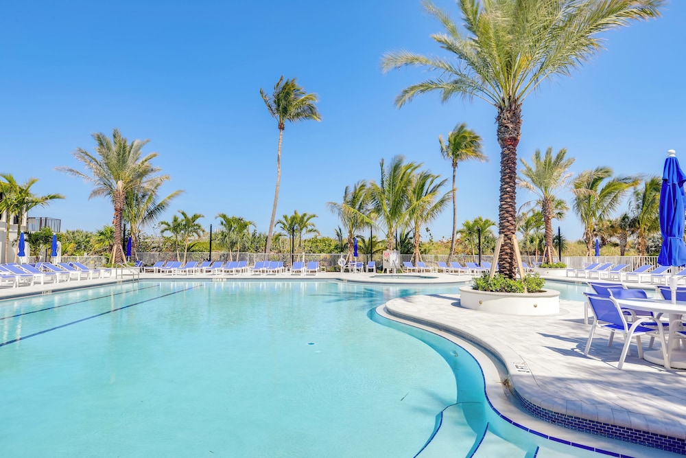 Sunny Ocean Village Beach Condo: Community Pool — 4-Star Luxury Hotel in Fort Pierce, United States