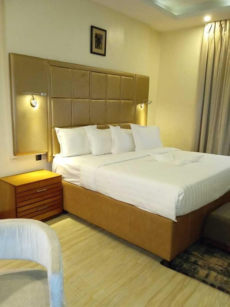 Mulligan Hotel - last minute hotel in Lagos