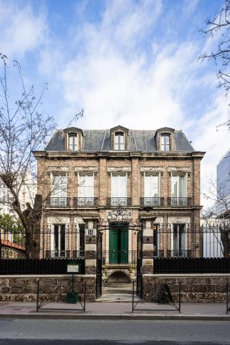 Le Charmant in Saint-Ouen, France