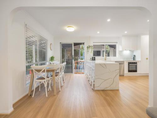 Maroochy 4 Bedroom Family Beachhouse — 4-Star Luxury Hotel in Maroochydore, Australia