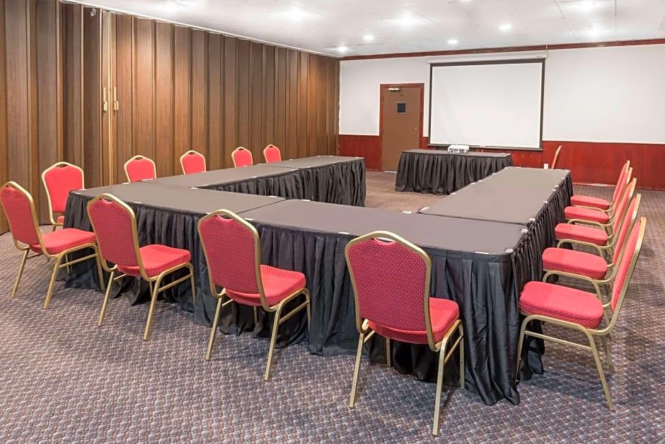 Ramada by Wyndham Medford Hotel and Conference Center - photo 22
