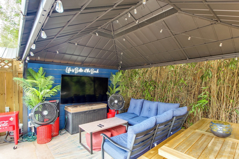 Walk to Beach Gazebo w Hot Tub: Gulfport Gem in Gulfport, United States