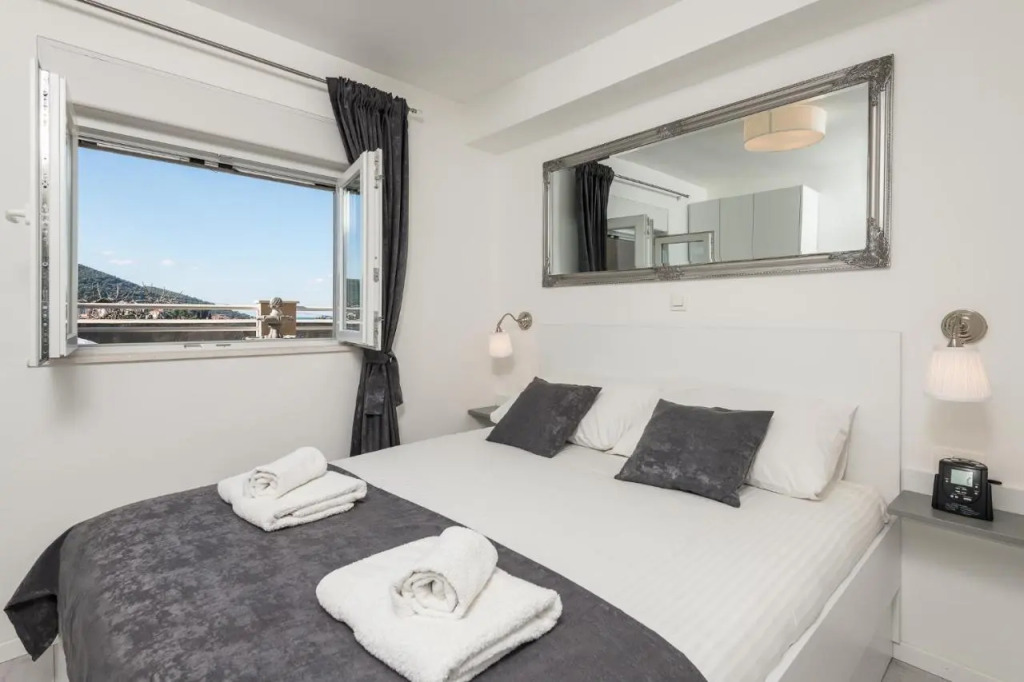 S & V Deluxe Apartments