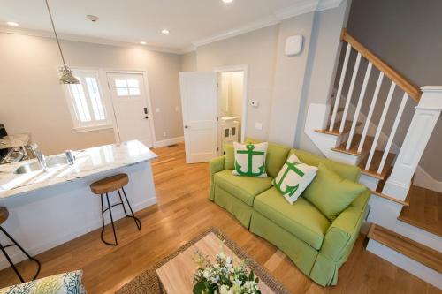 The East Island Reserve Hotel - photo 9