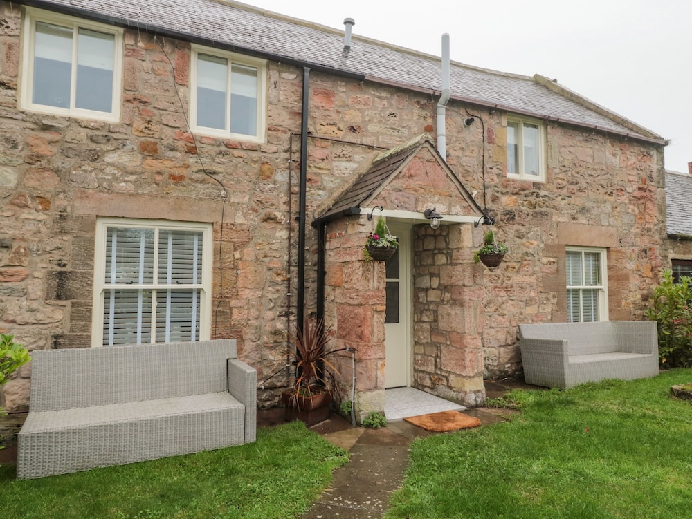 Donni Hall Cottage — 4-Star Luxury Hotel in Berwick-Upon-Tweed, United Kingdom