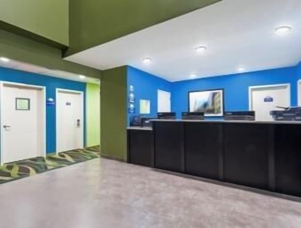 Days Inn & Suites by Wyndham Jamaica JFK Airport - photo 2
