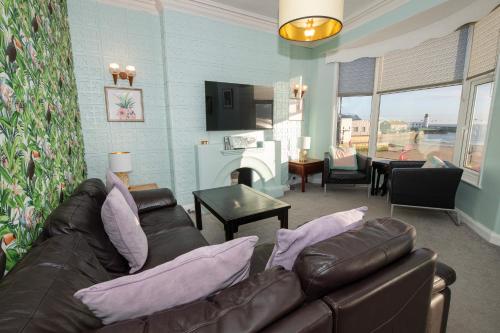 Flamingo Bay Huge Apartment With Stunning Views On the beach