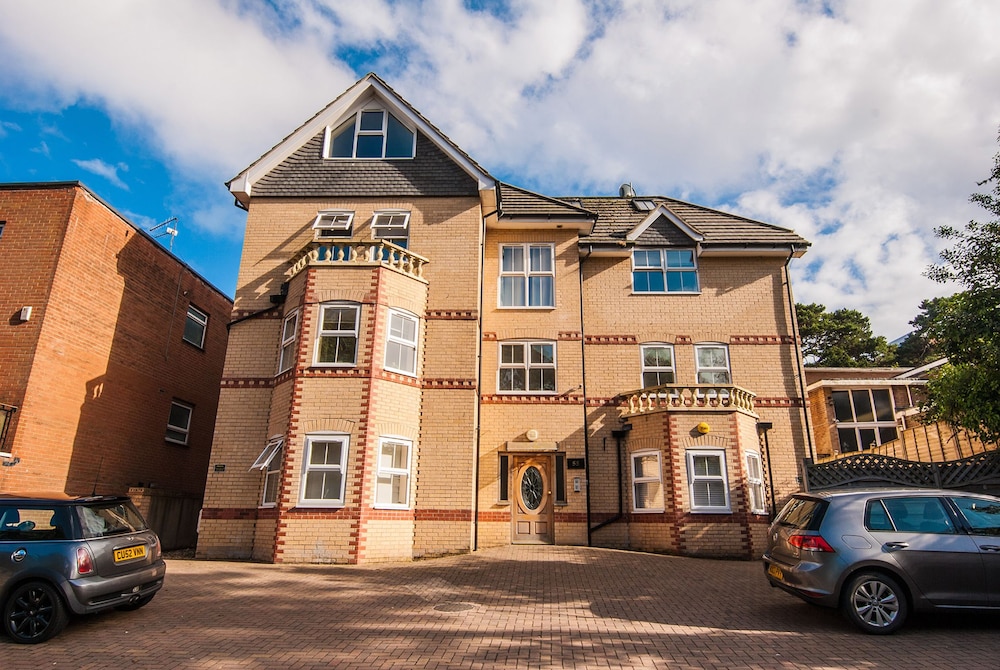 Manor Apartments — 4-Star Luxury Hotel in Bournemouth, United Kingdom