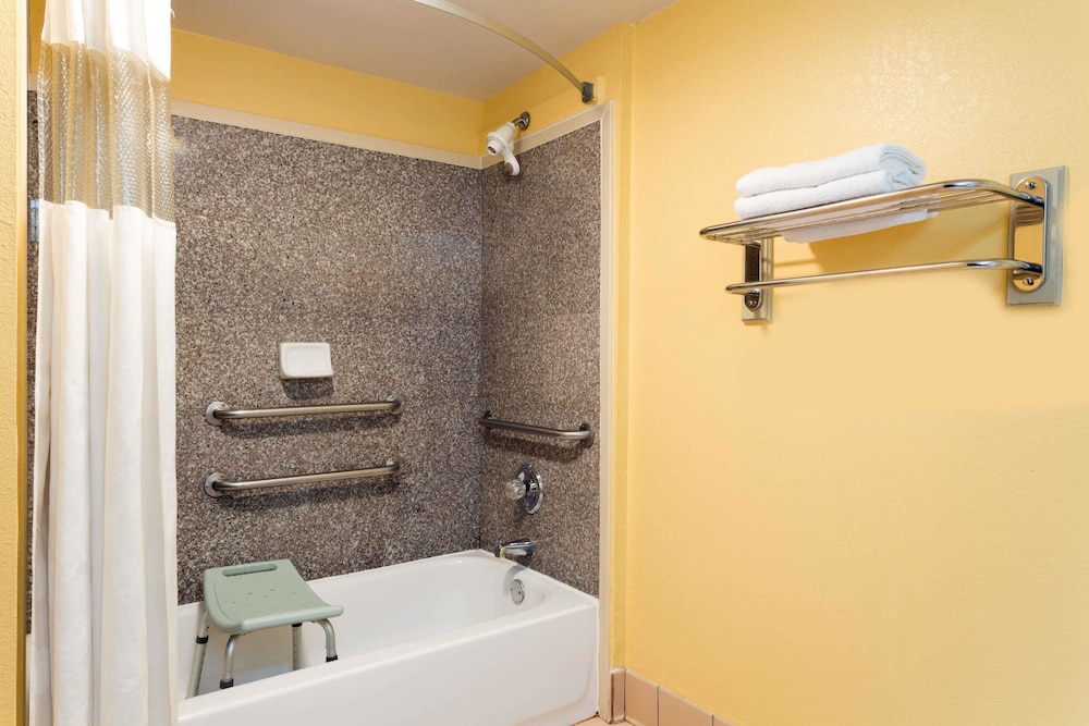 Baymont Inn & Suites Horn Lake Southaven - photo 25