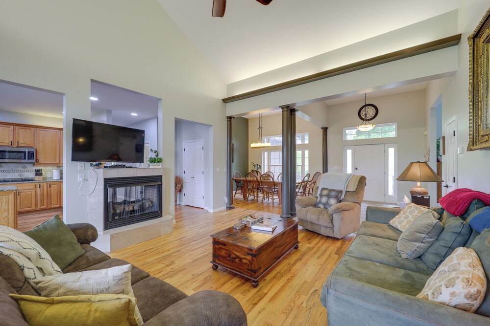 Classy Home with Hot Tub And Mt Jefferson Views — 4-Star Luxury Hotel in West Jefferson, United States