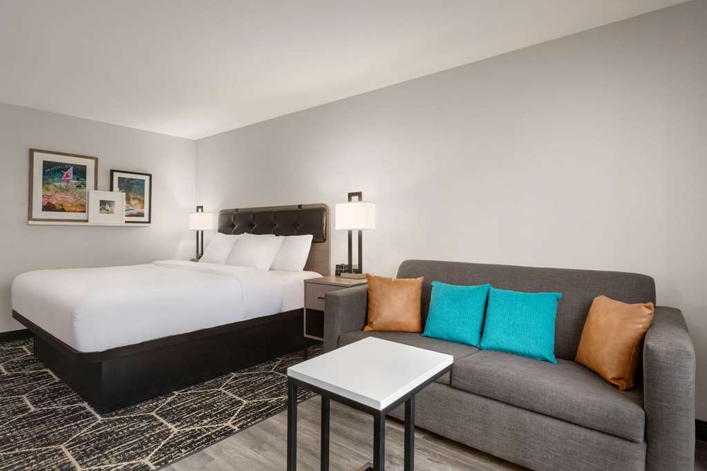 La Quinta Inn & Suites by Wyndham Dothan - photo 27