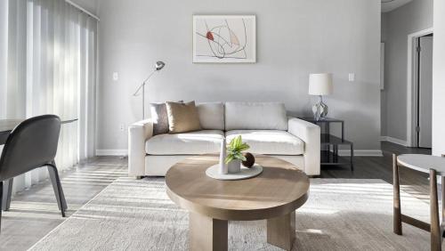 Landing Modern Apartment with Amazing Amenities — 4-Star Luxury Hotel in Charlotte, United States