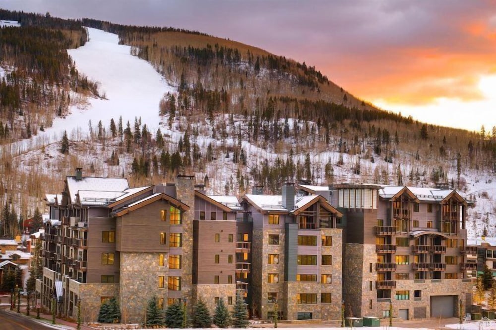 Vail Lion 3 Bedroom Mountain Vacation Rental Just Steps From the Eagle Bahn Gondola — 4-Star Luxury Hotel in Vail, United States