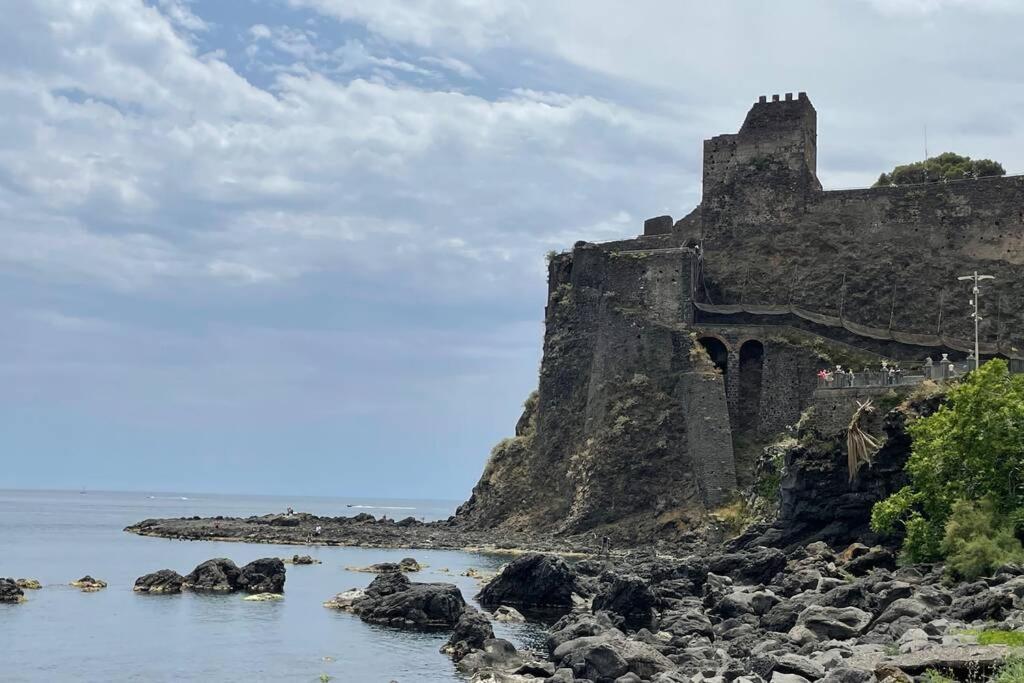 Donna Serena Aci Castello — Aci Castello