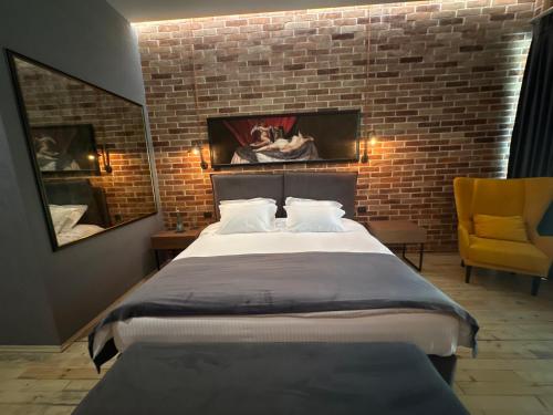 Rozafa Fish City Hotel — Labinot Fushe