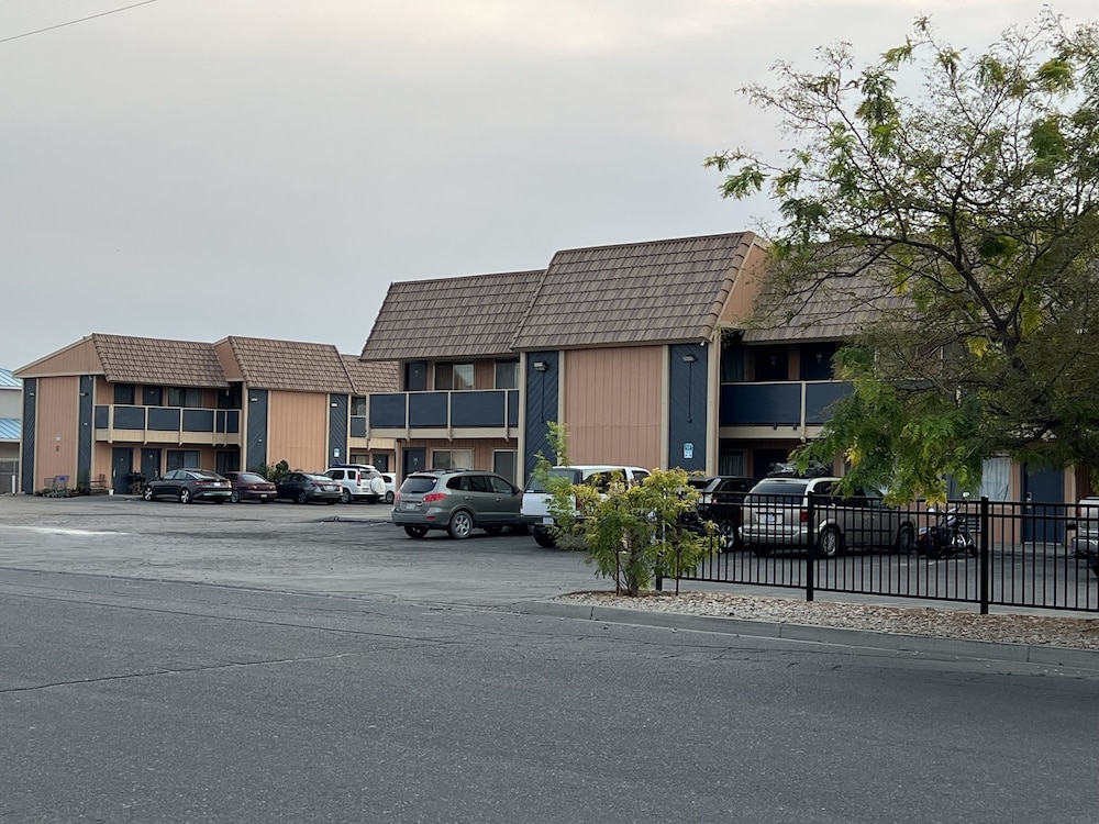 Oasis Inn & Suites - photo 30