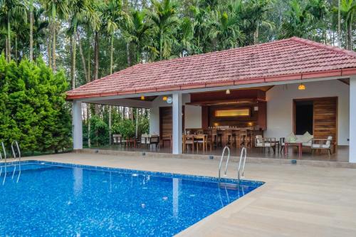 StayVista at Tall Silver with Infinity Pool & Breakfast 2BR in Madikeri, India