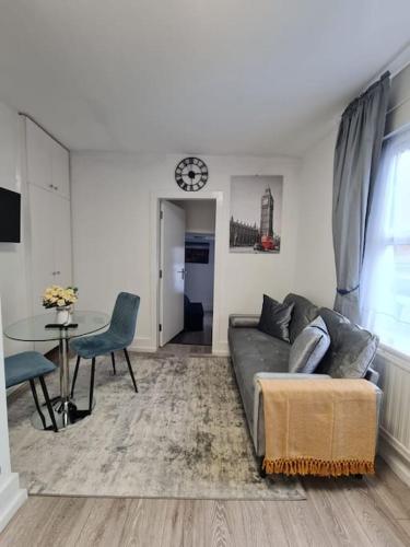 Stylish and Spacious 1 Bedroom Kensal Green Tube 1A — 4-Star Luxury Hotel in London, United Kingdom