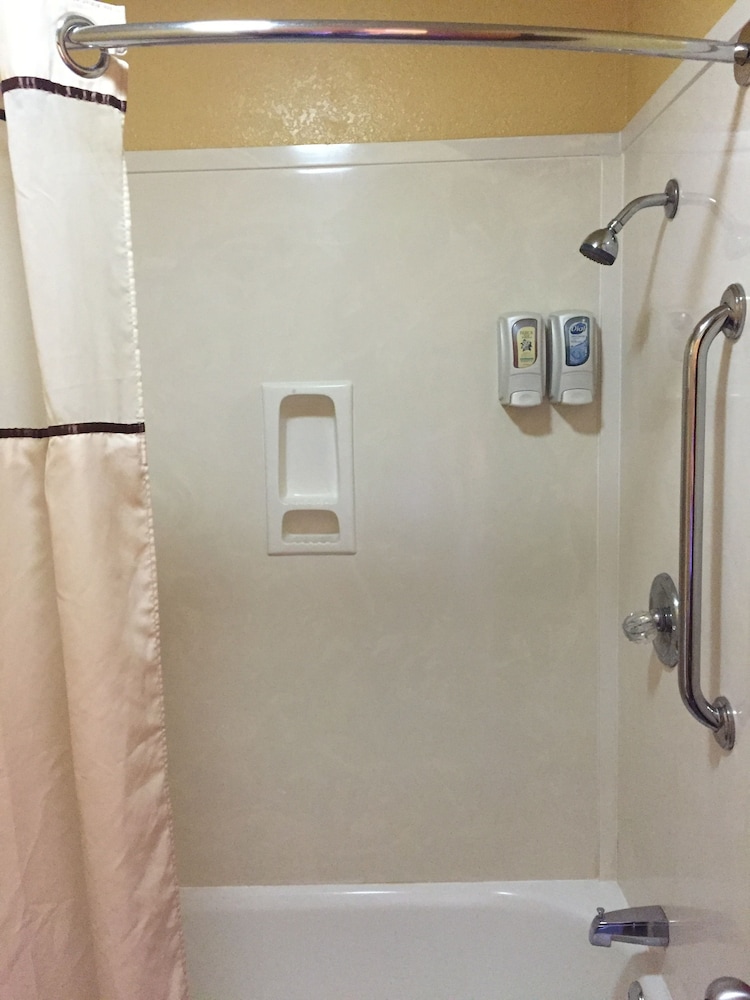 Royal Inn Pearsall - photo 14