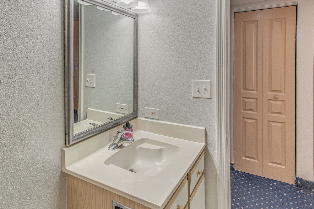 Steps to Beach: Bay Watch Resort Studio - photo 12